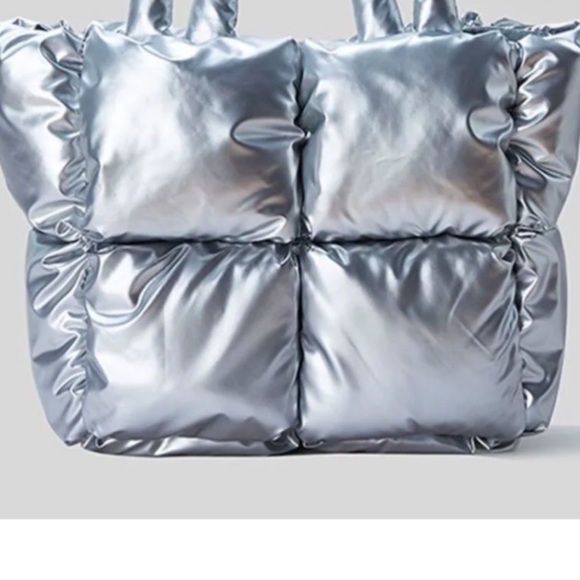 ULTIMATE SILVER SKIES PUFFER TRAVEL TOTE!! The ideal bag!!!! - Picture 3 of 11